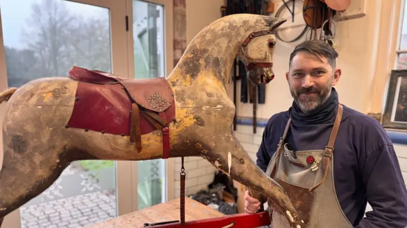 Un caballo balancín poco común será restaurado con fines benéficos Un caballo balancín poco común será restaurado con fines benéficos