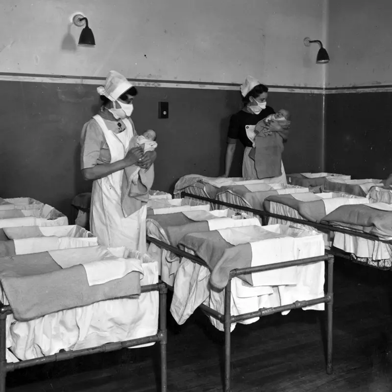 Une infirmière tient dans ses bras un bébé dans le service de sages-femmes du Guy's Hospital de Londres, en décembre 1947, qui n'a aucun lien de parenté avec le père de Matthew.