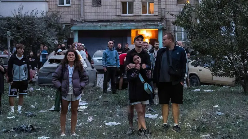 «Ракета влучила прямо в наш будинок, у наш під'їзд. В оселі під нами вибило дві стіни, і моя квартира зараз фактично висить у повітрі», — розповідає про своє житло у Києві Ірина