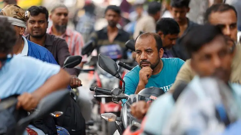 সরকারি তথ্যে জ্বালানি তেলের 'রেকর্ড মজুত', বাস্তবে কেন হাহাকার?