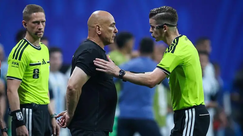 الحكم الفرنسي فرانسوا لوتكسييه، يتحدث إلى مدرب منتخب مصر حسام حسن بعد الاعتراض على إلغاء هدف مصر