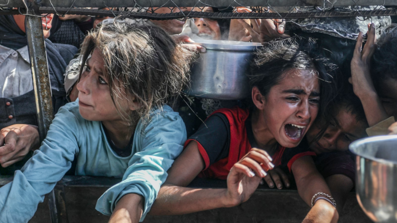 صورة لأطفال في غزة ينتظرون الطعام