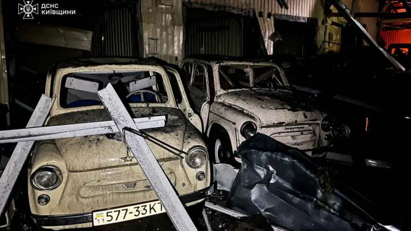 Обстріл знищив музей ретро-автомобілів Януковича в Межигірї