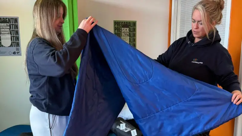 La gente duerme a la intemperie en sus propias casas frías La gente duerme a la intemperie en sus propias casas frías