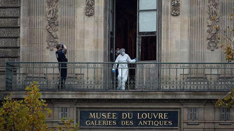 Müzede hırsızların girdiği bölümde polisler delil incelemesi yapıyor