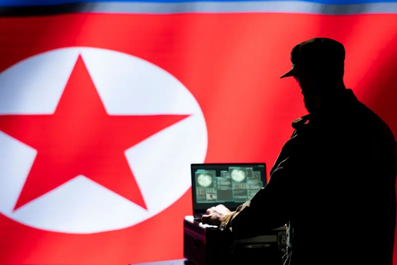 북한의 비밀 IT 인력이 일하는 모습을 상징적으로 표현한 일러스트 이미지