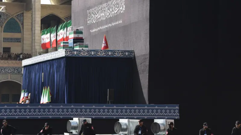 يرقد جثمان المرشد الأعلى الإيراني آية الله علي خامنئي وأفراد من عائلته المقربين، بمن فيهم حفيده، في المصلى الكبير بطهران، حيث يأتي الناس للعزاء وتوديعه والدعاء بالثأر في 4 يوليو/تموز 2026.