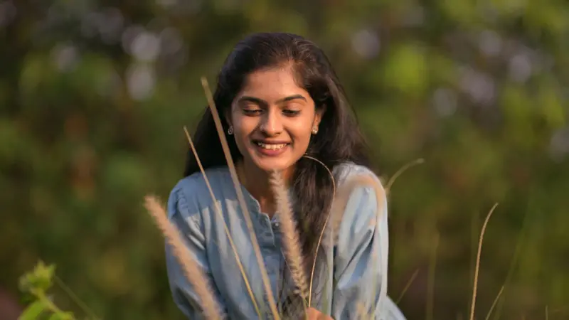 एक आनंदी महिला ( प्रतीकात्मक छायाचित्र)