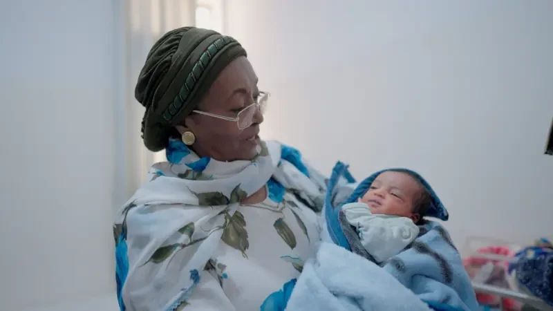 Mucjisada lagu arkay ilmo ku dhex jira caloosha hooyo xaamilo ah