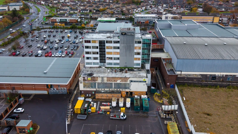 Dentro de un hotel ‘monstruoso’ lleno de amianto