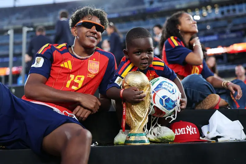 يحتفل لامين يامال (19) لاعب منتخب إسبانيا مع أخيه الأصغر كاين وكأس العالم، عقب فوز منتخب بلاده في نهائي كأس العالم 2026 على الأرجنتين، على ملعب نيويورك نيوجيرسي، في 19 يوليو/تموز 2026، بمدينة إيست راذرفورد بولاية نيوجيرسي الأمريكية.