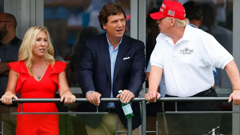 Trump junto al periodista Tucker Carlson (centro) y la congresista por Georgia, Marjorie Taylor Greene.