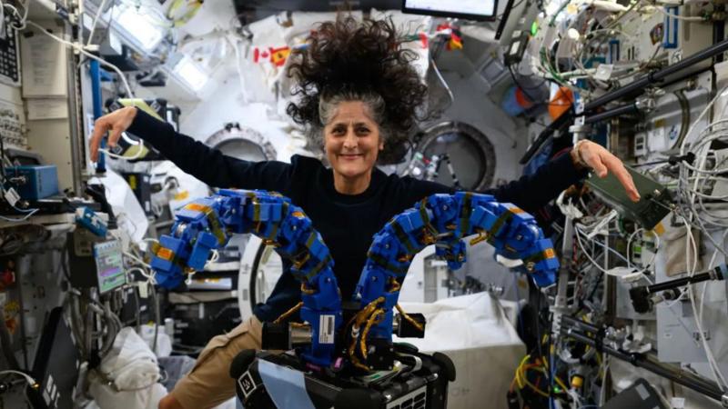 Сунита Уильямс на космическом корабле