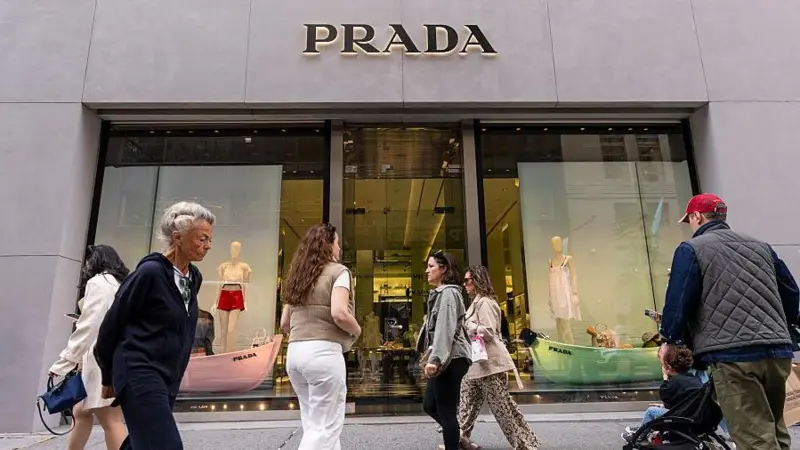 El gigante de la moda italiana Prada compra Versace, con descuento