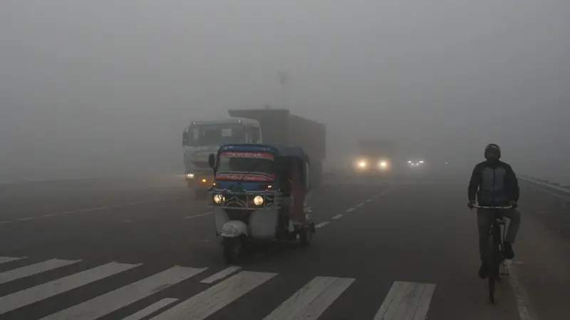 बाक्लो कुहिरोले उत्तर भारतमा भिजिबिलिटी कम, हवाइजहाजसँगै रेल र बससेवा पनि प्रभावित