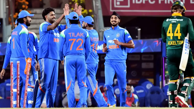 भारतद्वारा दक्षिण अफ्रिका १७ रनले पराजित, कोहलीको शानदार शतक