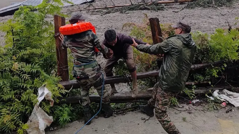 उत्तराखण्डमा रहेको भारतीय सेनाको शिविरमा बाढी पस्दा नौ सैनिक बेपत्ता