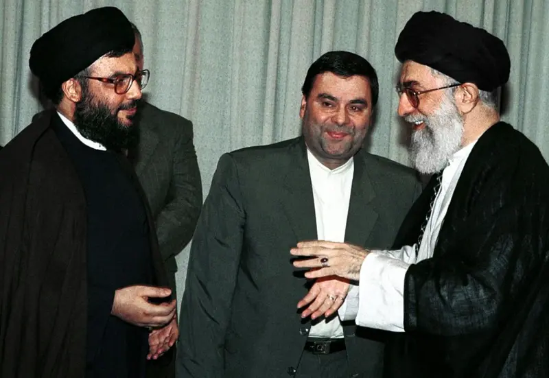 أمين عام حزب الله السابق حسن نصرالله والمرشد الأعلى السابق في إيران علي خامنئي عام 2000