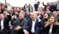 CHPliler kalabalık bir grup oturma eylemi yapıyor. Çok sayıda kişi var  ve sloganlar atılıyor