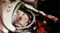 gagarin kafasında kaskı ve uzay kıyafeti ile ufak bir kapsülün içinde görülüyor. 
