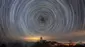 DESI’yi barındıran Mayall Teleskobu üzerinde yıldız izlerinin spiral çizerek görüldüğü gece gökyüzü fotoğrafı