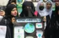یو شمېر نجونې د ځمکې ورځې لوحه لېږدوي