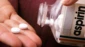Aspirin kutusundan ele düşen iki adet hap