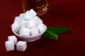 د بورې سپینې مربع ډوله ټوټې (کعبونه) په یو کوچني قاب کې چې ګلابي او سپین رنګونه لري؛ د قاب تر څنګ د ونې دوه شنه پاڼې او بل لور ته درې نورې سپینې د بورې ټوټې پرتې دي. قاب ته نږدې یو شیشه یي ګیلاس دی چې داسې ښکاري چای پکې دی. د ځمکې (بګرونډ) رنګ یې خشتي یا زرغون (خمري) ته ورته دی.
