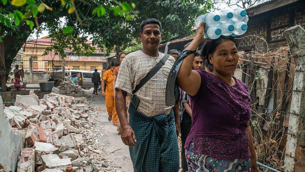 ငလျင်ဒဏ်ခံရတဲ့ ဒေသတွေမှာ ရေပြတ်တောက်တာတွေကြောင့် သောက်သုံးရေအခက်အခဲတွေ ဖြစ်နေကြပါတယ်။