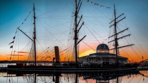 RRS_Discovery_at_sunset.