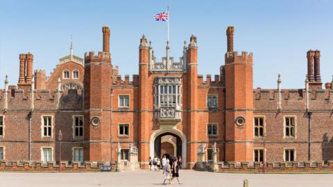 Hampton_court_palace_in_the_sunshine.