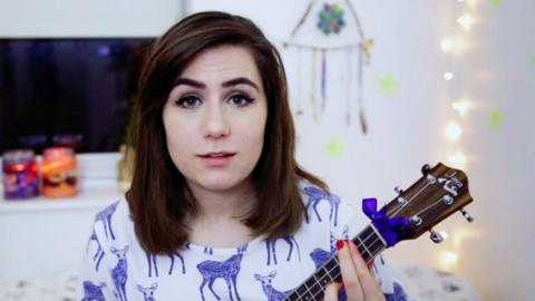 Dodie playing a ukelele