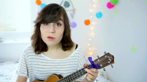 Dodie playing a ukelele