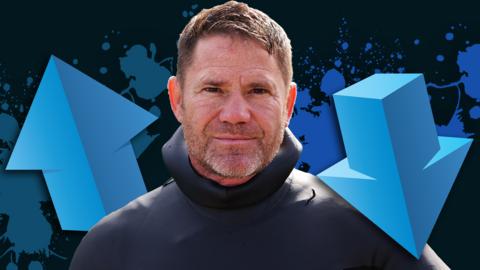 Steve Backshall in between two arrows.