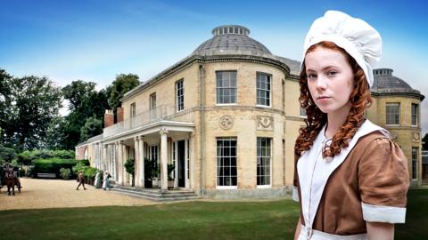 Hetty, wearing her foundling clothes, stands outside a beautiful old house.