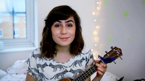 Dodie with her ukulele.