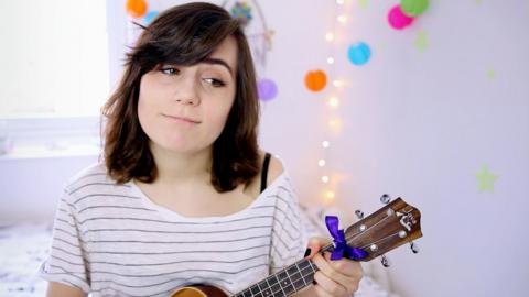 Dodie with her ukulele.