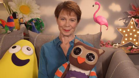 Click to watch Celia Imrie read A Busy Day For Birds for CBeebies Bedtime Stories.