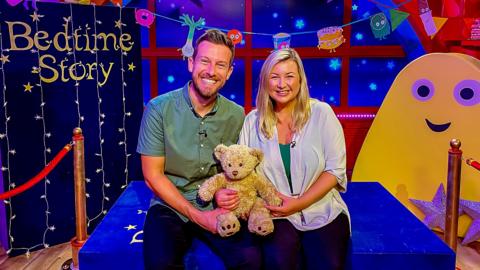 Click to watch Chris and Rosie Ramsey read When the jelly had a wobble for CBeebies Bedtime Stories.