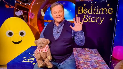 Click to watch Justin Fletcher read Say Goodbye...Say Hello for CBeebies Bedtime Stories.