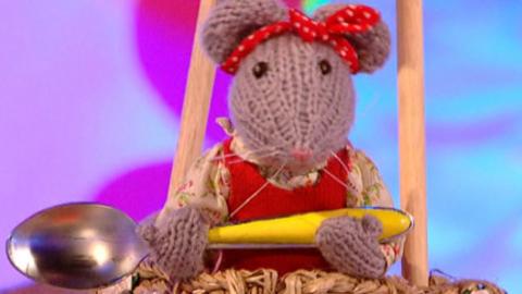 Miss Mouse from Show Me Show Me holding a spoon.