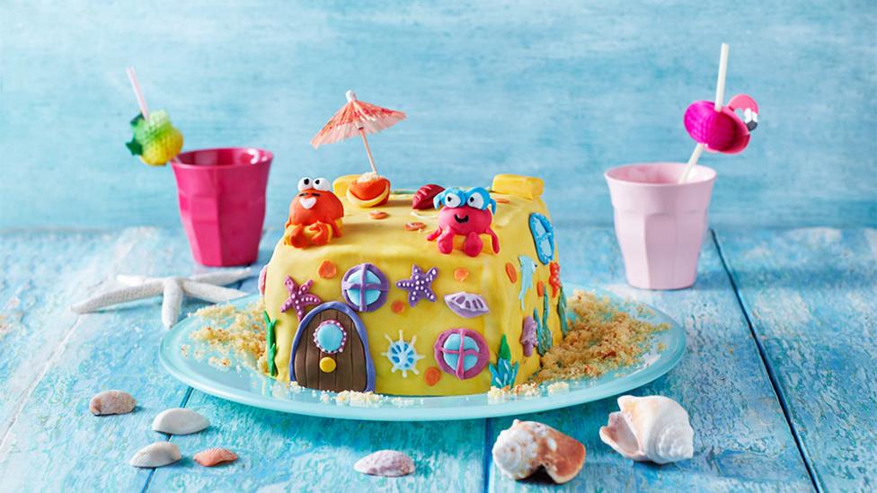 Hey Duggee sandcastle cake