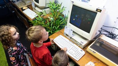 children-playing-with-retro-computer