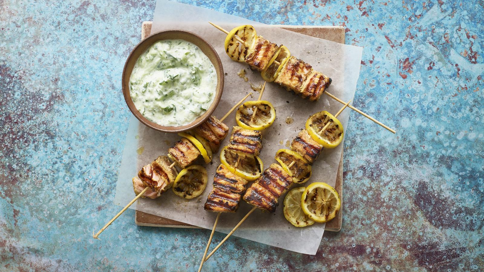 Barbecued salmon skewers with raita