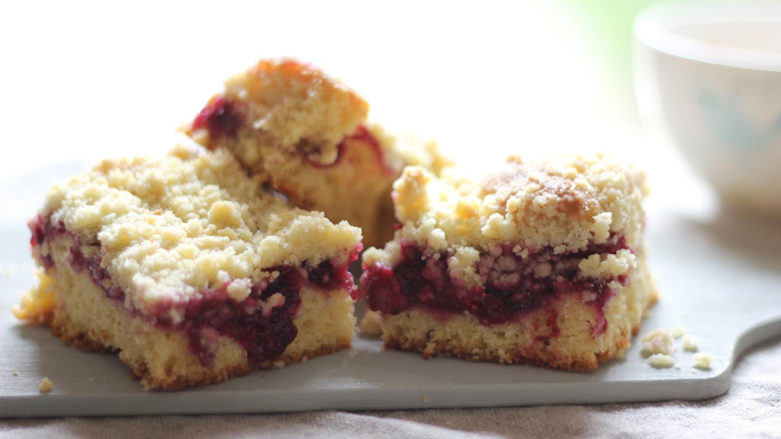 Berry crumble traybake