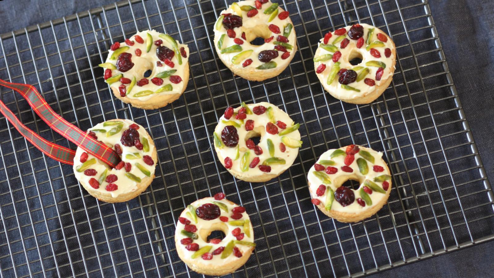 Christmas wreath biscuits recipe - BBC Food