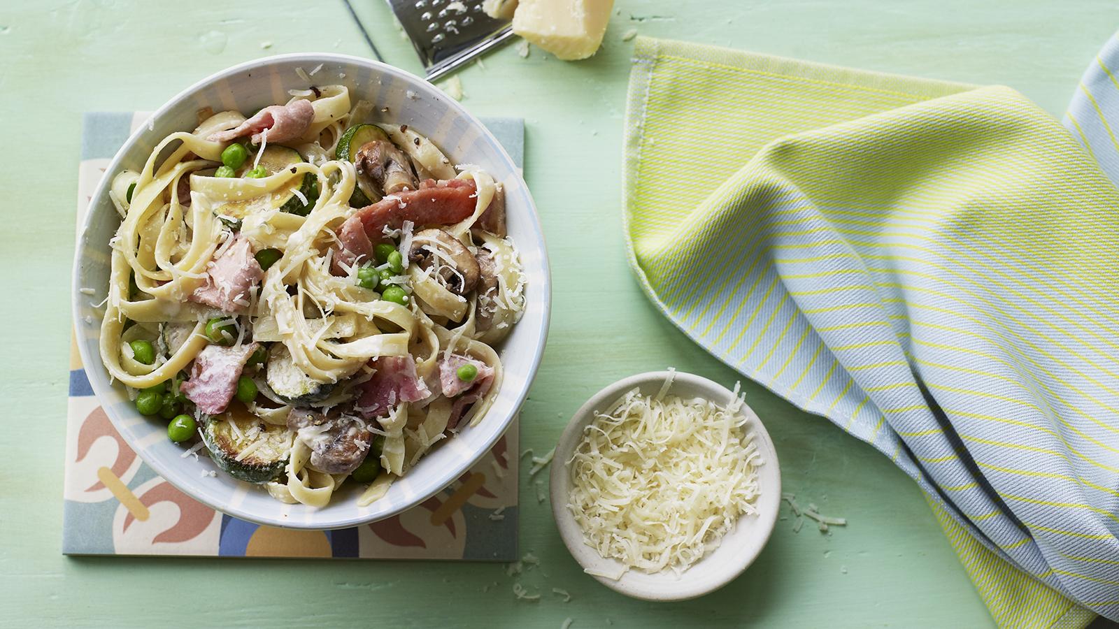 Spaghetti carbonara with garlic bread recipe - BBC Food