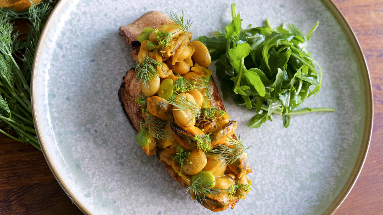 Fresh curried mussels on toast
