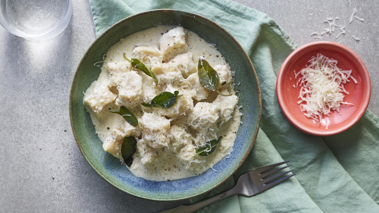 Easy gnocchi with creamy pesto