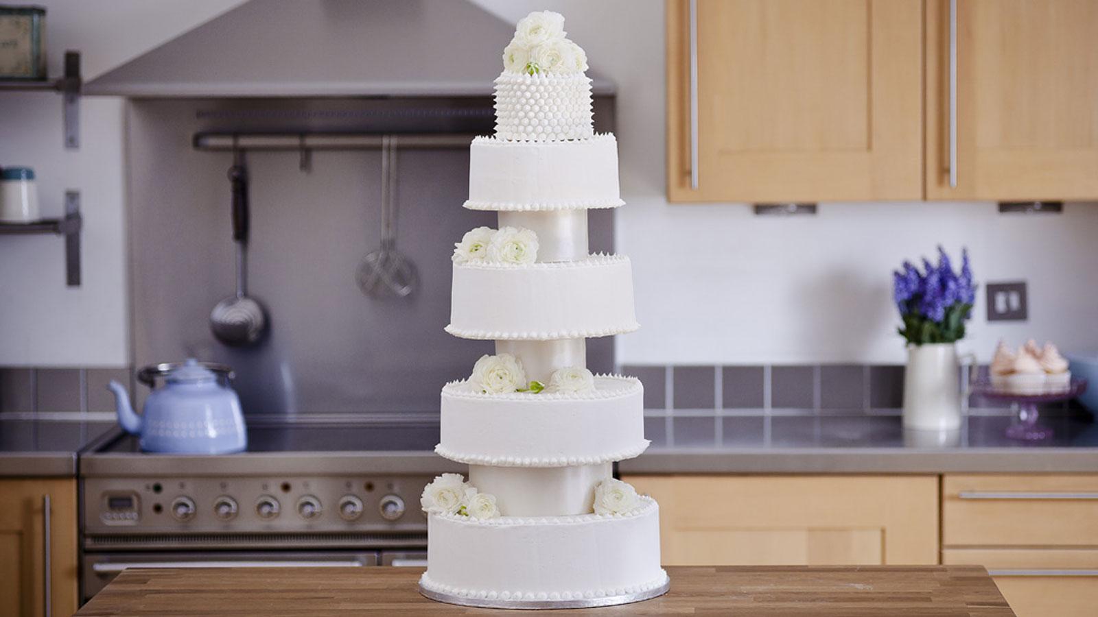 Extravagant five-tiered wedding cake
